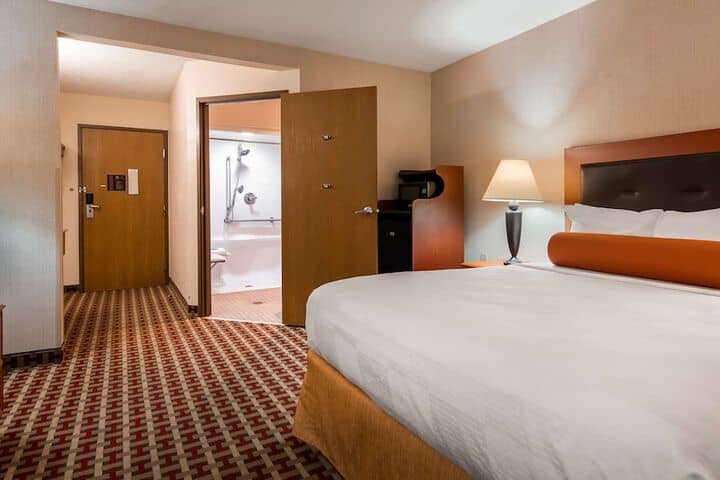 Room 4 of 12
